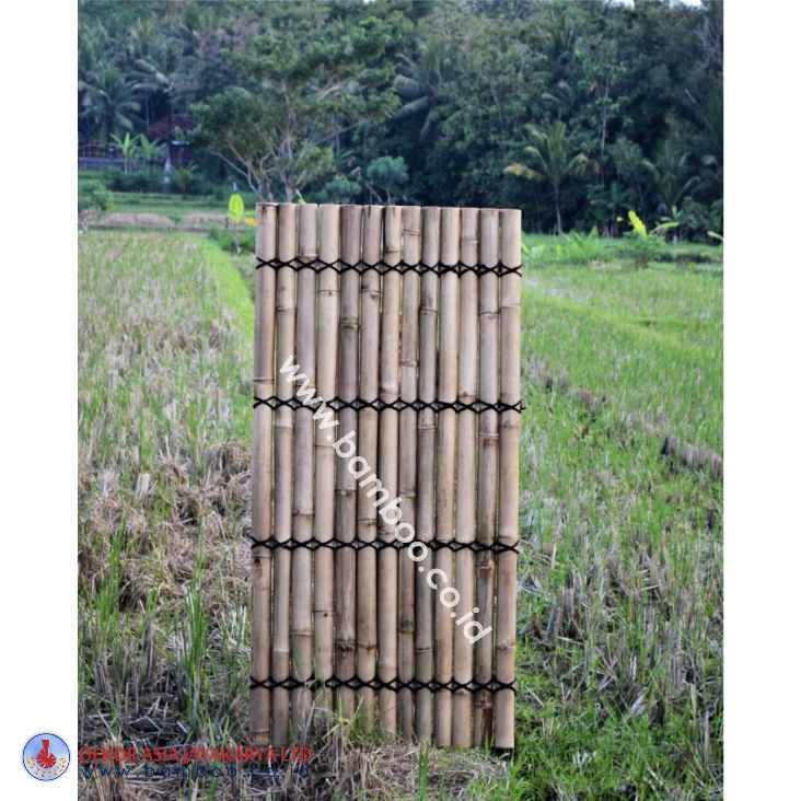 Natural half bamboo fence with 4 back slats and black coco rope